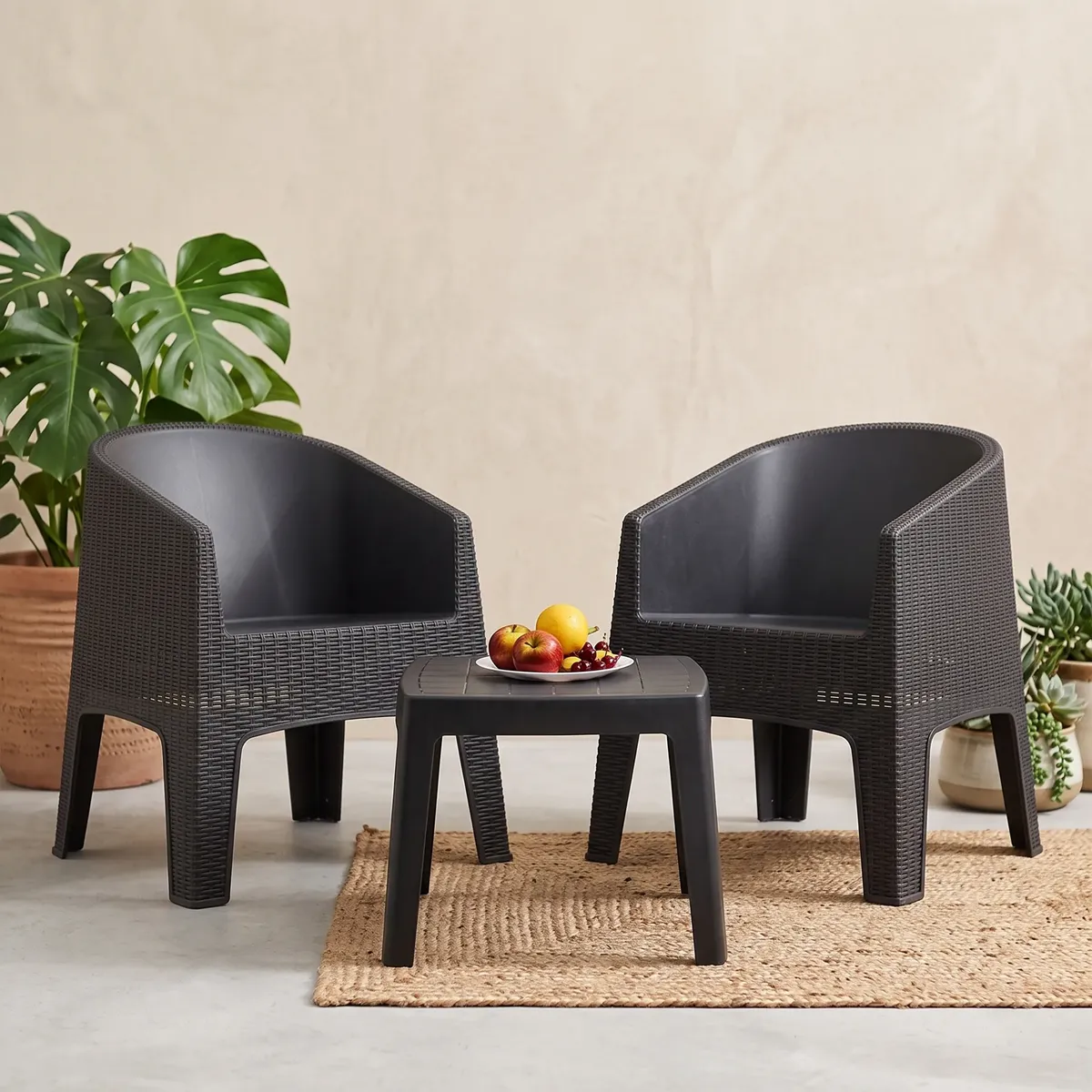 Combo 2 Sillones Plasticos Simil Rattan Oasis + Mesita Plastica Auxiliar Bahamas