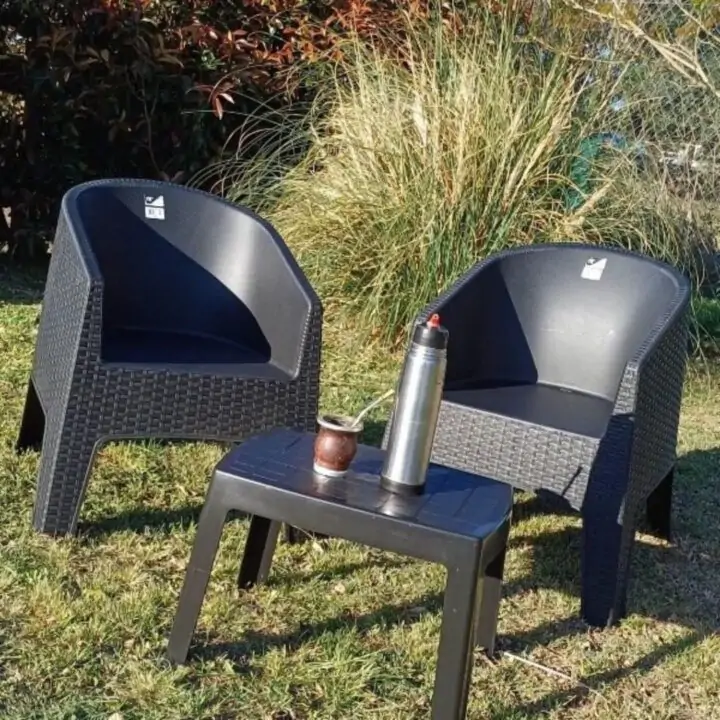Combo 2 Sillones Plasticos Simil Rattan Oasis + Mesita Plastica Auxiliar Bahamas - Imagen 2